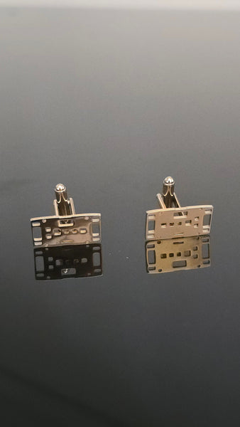 Goldene Manschettenknöpfe – Baustellen-Fußplatten Edition