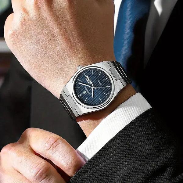 Elegante Herren-Armbanduhr, Stahlband mit blauem Ziffernblatt.