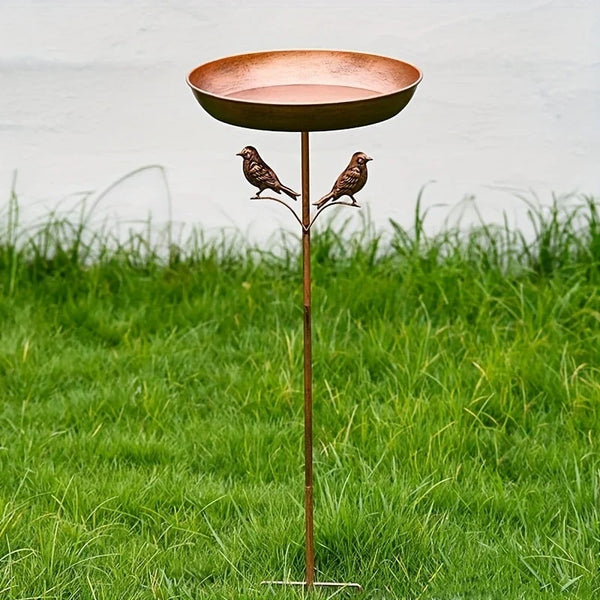 Vintage Vogelbadbrunnen aus Kupfer. Mit zwei Vögelchen als Dekoration.
