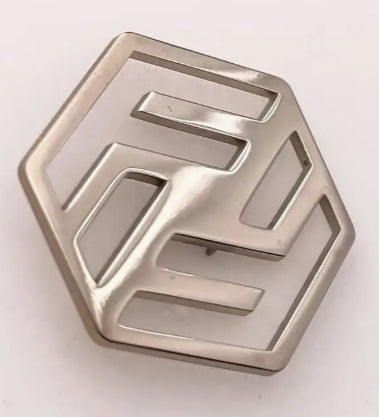 Brosche individualisiert. Gold. Ca. 4 cm Breite. Gefertigt nach Ihrem Firmenlogo oder Text. Wir setzen es für Sie um!