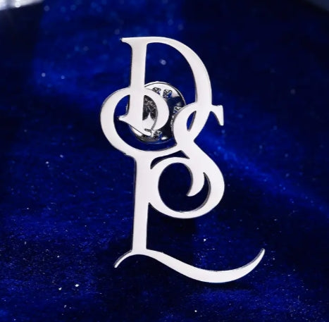 Brosche, Anstecker individualisiert. Silber. Ca. 4 cm Breite. Gefertigt nach Ihrem Firmenlogo oder Text. Wir setzen es für Sie um!