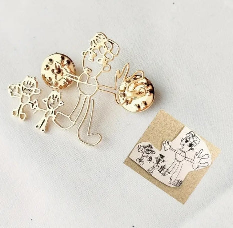 Brosche individualisiert. Gold. Ca. 4 cm Breite. Gefertigt nach Ihrem Firmenlogo oder Text. Wir setzen es für Sie um!