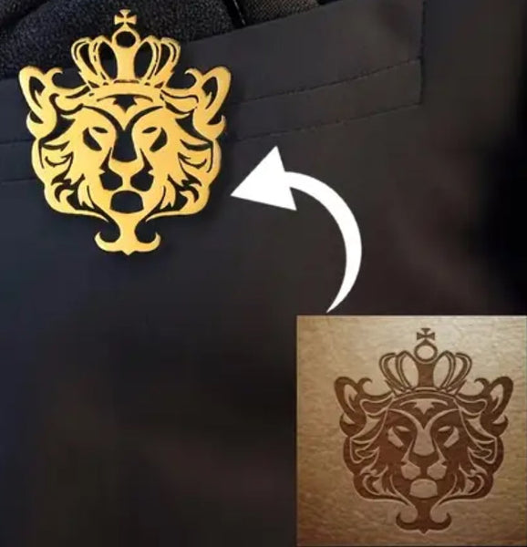 Brosche individualisiert. Gold. Ca. 4 cm Breite. Gefertigt nach Ihrem Firmenlogo oder Text. Wir setzen es für Sie um!