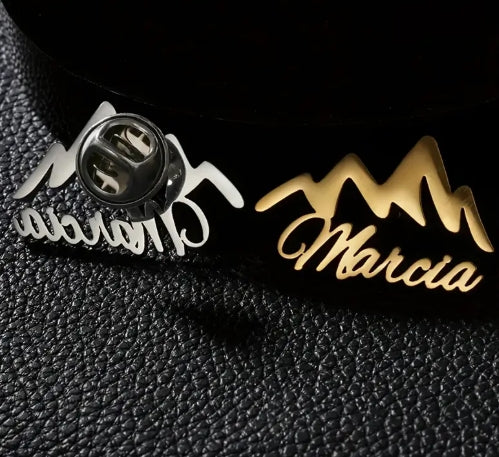 Brosche individualisiert. Gold. Ca. 4 cm Breite. Gefertigt nach Ihrem Firmenlogo oder Text. Wir setzen es für Sie um!