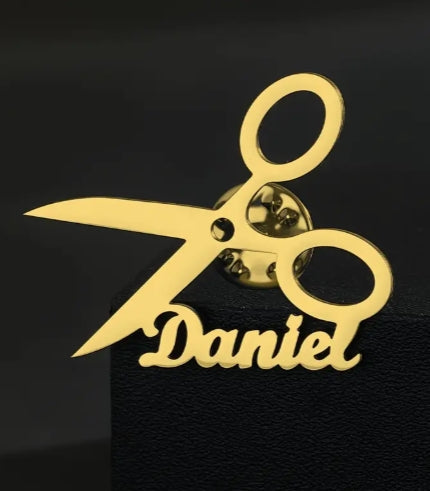 Brosche individualisiert. Gold. Ca. 4 cm Breite. Gefertigt nach Ihrem Firmenlogo oder Text. Wir setzen es für Sie um!