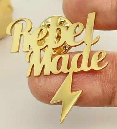 Brosche individualisiert. Gold. Ca. 4 cm Breite. Gefertigt nach Ihrem Firmenlogo oder Text. Wir setzen es für Sie um!