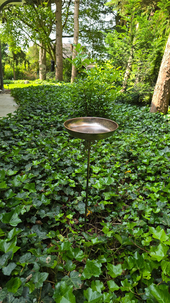 Vintage Vogelbadbrunnen aus Kupfer. Mit zwei Vögelchen als Dekoration.