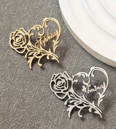 Brosche individualisiert. Gold. Ca. 4 cm Breite. Gefertigt nach Ihrem Firmenlogo oder Text. Wir setzen es für Sie um!