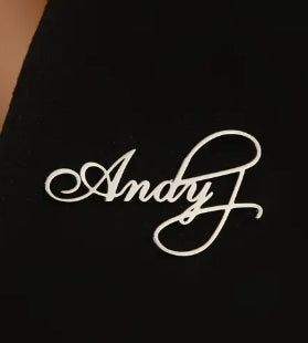 Brosche, Anstecker individualisiert. Silber. Ca. 4 cm Breite. Gefertigt nach Ihrem Firmenlogo oder Text. Wir setzen es für Sie um!