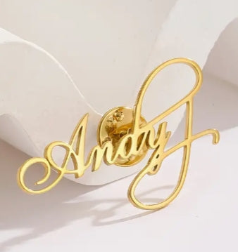 Brosche individualisiert. Gold. Ca. 4 cm Breite. Gefertigt nach Ihrem Firmenlogo oder Text. Wir setzen es für Sie um!