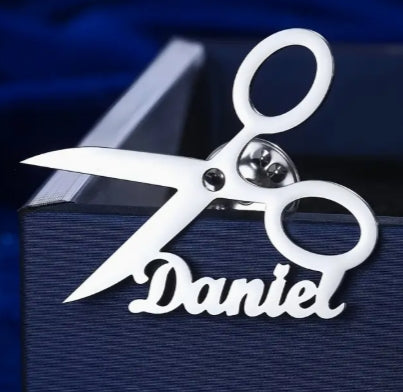 Brosche, Anstecker individualisiert. Silber. Ca. 4 cm Breite. Gefertigt nach Ihrem Firmenlogo oder Text. Wir setzen es für Sie um!