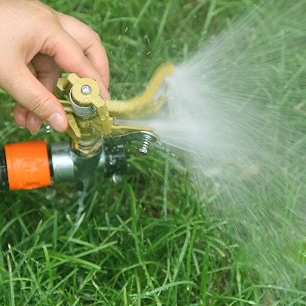 Verstellbarer Rasensprinkler mit rotierendem Sprühkopf. Angebot.