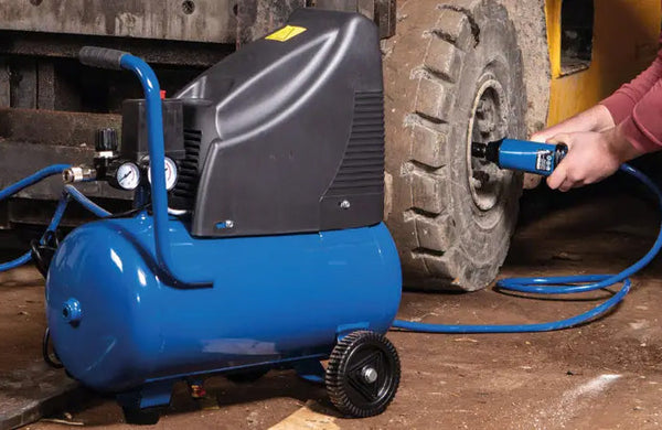 Kompressor 8 BAR 24 Liter Kessel im Set mit Druckluftpistole Spiralschlauch. Für Auto, LKW, Wohnmobil, Fahrrad, Motorrad usw. und Werkzeuge.
